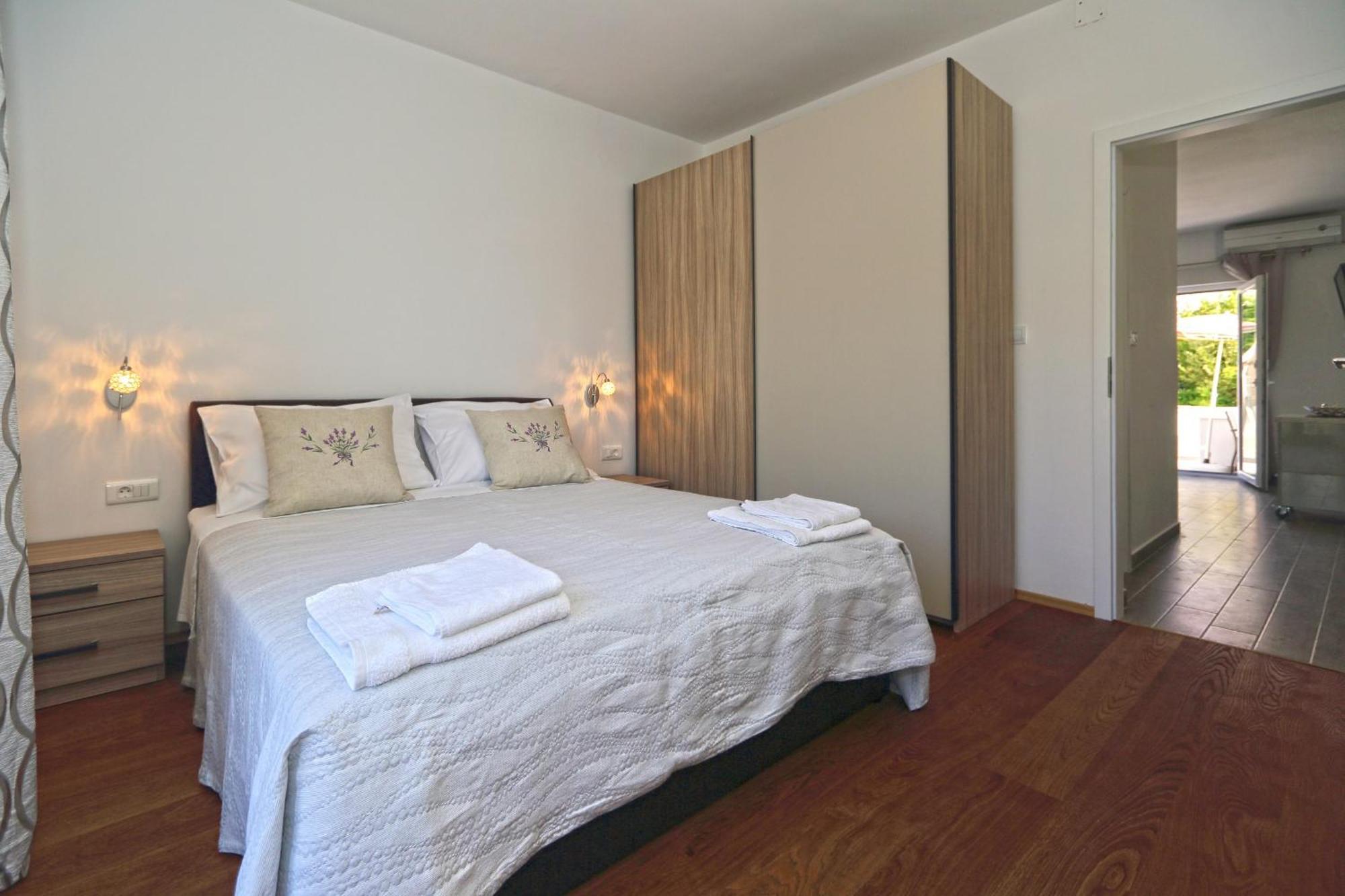 Apartments Grgo Хвар Экстерьер фото